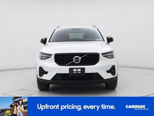 2023 Volvo XC40 B5 Ultimate Dark Theme
