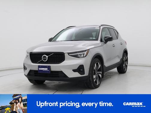 2023 Volvo XC40 B5 Ultimate Dark Theme