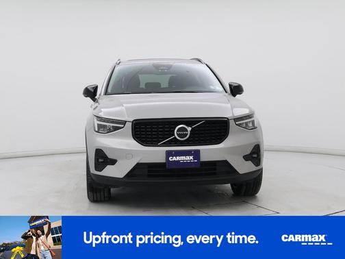2023 Volvo XC40 B5 Ultimate Dark Theme