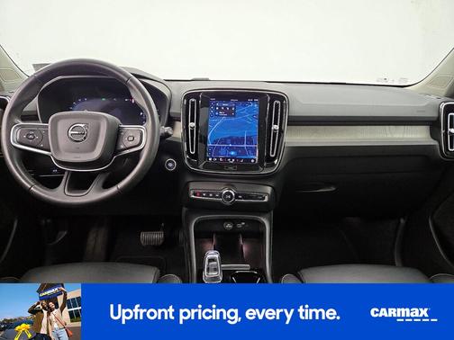 2023 Volvo XC40 B5 Ultimate Dark Theme