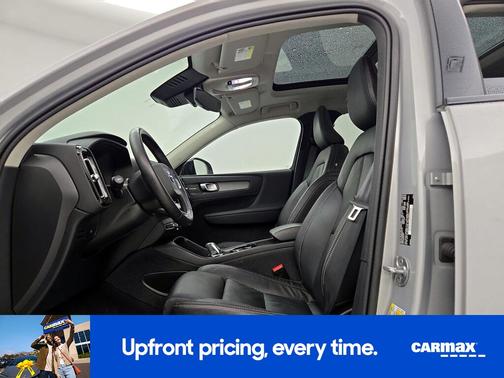 2023 Volvo XC40 B5 Ultimate Dark Theme