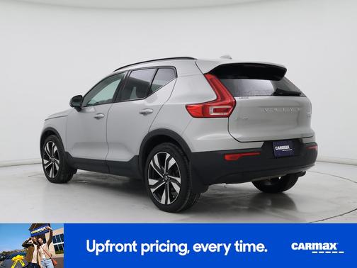 2023 Volvo XC40 B5 Ultimate Dark Theme