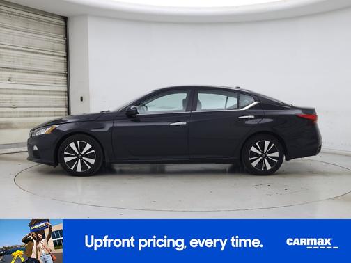 Black 2022 Nissan Altima SV