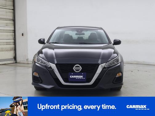 Black 2022 Nissan Altima SV