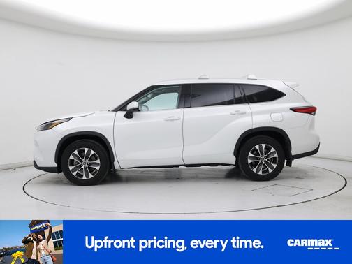 White 2022 Toyota Highlander Hybrid XLE