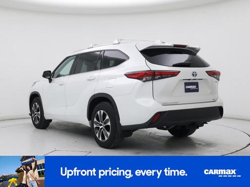 White 2022 Toyota Highlander Hybrid XLE
