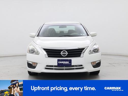 White 2014 Nissan Altima SV