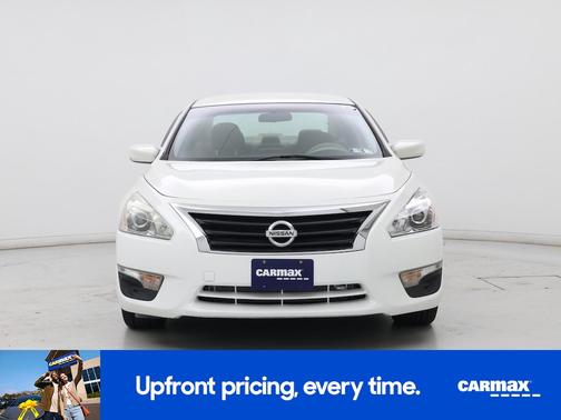 White 2014 Nissan Altima SV