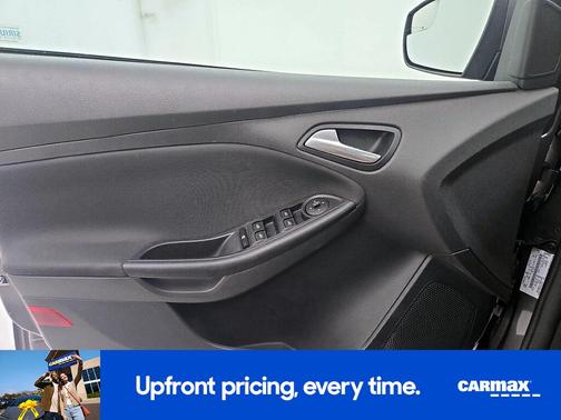 Gray 2014 Ford Focus SE