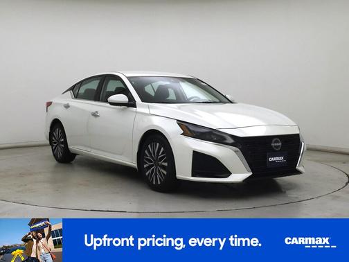 White 2023 Nissan Altima SV