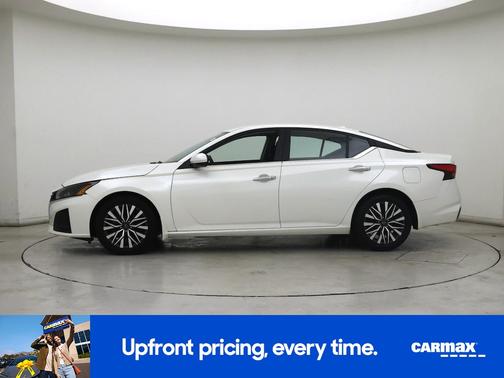 White 2023 Nissan Altima SV