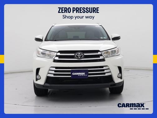 White 2019 Toyota Highlander XLE