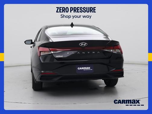 Black 2022 Hyundai ELANTRA SE