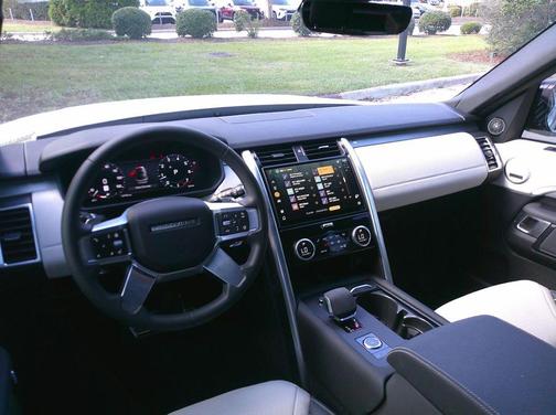 2024 Land Rover Discovery P300 Dynamic SE