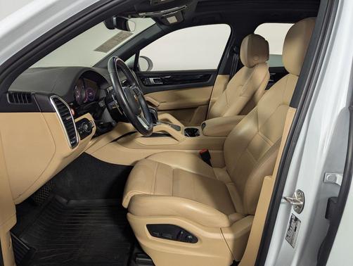 Carrara White Metallic 2022 Porsche Cayenne Cayenne
