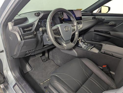 2025 Lexus ES 300h Ultra Luxury