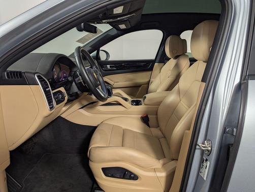 Dolomite Silver Metallic 2022 Porsche Cayenne Platinum Edition