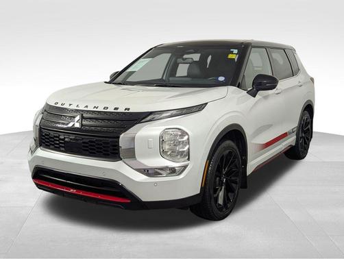 White Diamond/Black Roof 2024 Mitsubishi Outlander SE S-AWC