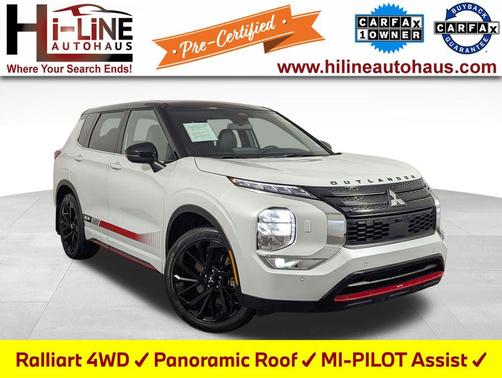 White Diamond/Black Roof 2024 Mitsubishi Outlander SE S-AWC