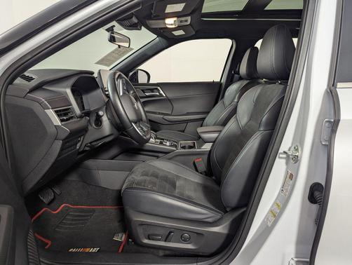 White Diamond/Black Roof 2024 Mitsubishi Outlander SE S-AWC