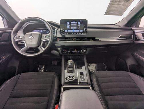 White Diamond/Black Roof 2024 Mitsubishi Outlander SE S-AWC