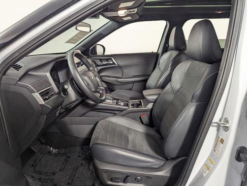 White Diamond/Black Roof 2024 Mitsubishi Outlander SE S-AWC