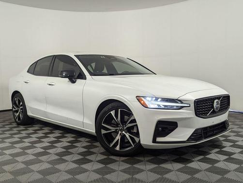 2024 Volvo S60 B5 Core Dark Theme