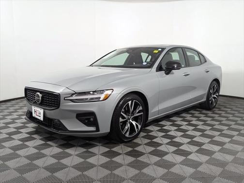 2024 Volvo S60 B5 Core Dark Theme