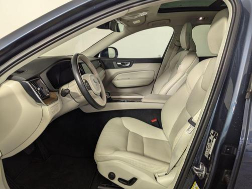 2021 Volvo XC60 T5 Momentum