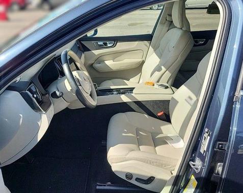 2021 Volvo XC60 T5 Momentum