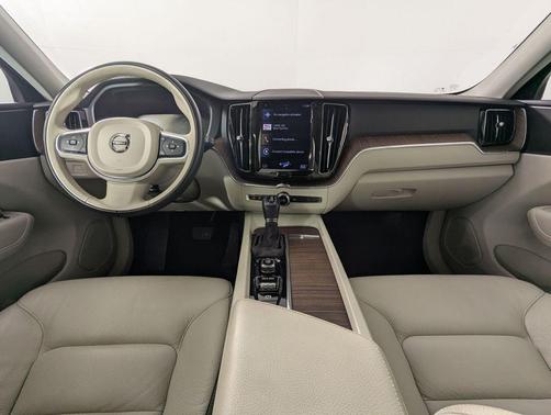 2021 Volvo XC60 T5 Momentum