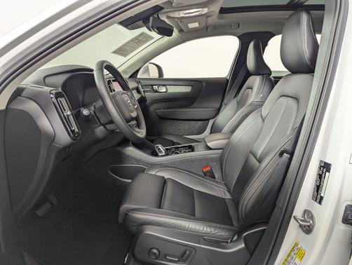 2024 Volvo XC40 B5 Plus Bright Theme