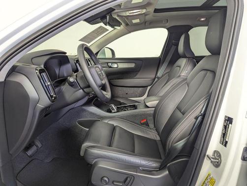 2024 Volvo XC40 B5 Plus Bright Theme