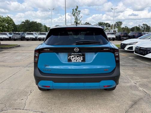 2t Ice Blk Roof 2026 Nissan Kicks SR