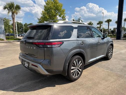 Gun Metallic 2022 Nissan Pathfinder Platinum
