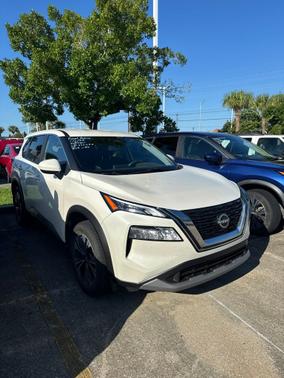 Pearl White Tricoat 2023 Nissan Rogue SV