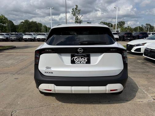 Aspen White Tri 2026 Nissan Kicks SV