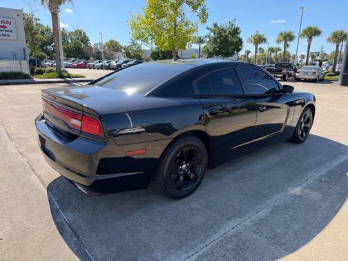 Pitch Black 2014 Dodge Charger SE