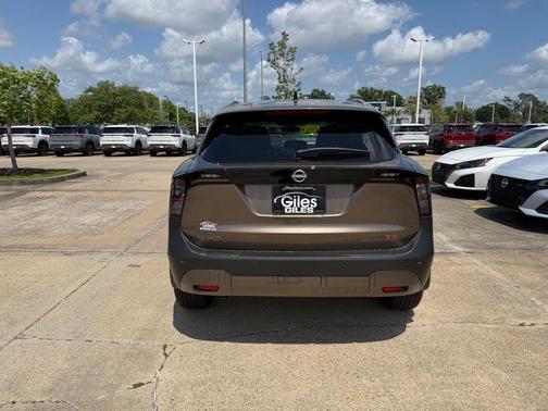 Canyon Bronze M 2026 Nissan Kicks SR