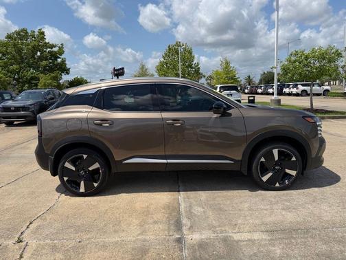 Canyon Bronze M 2026 Nissan Kicks SR