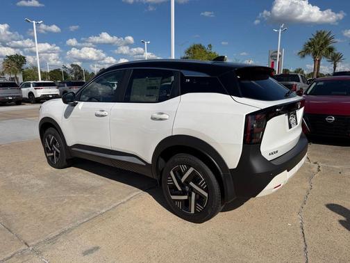 2t Wht Blk Roof 2026 Nissan Kicks SV
