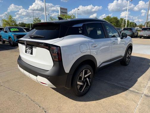 2t Wht Blk Roof 2026 Nissan Kicks SV