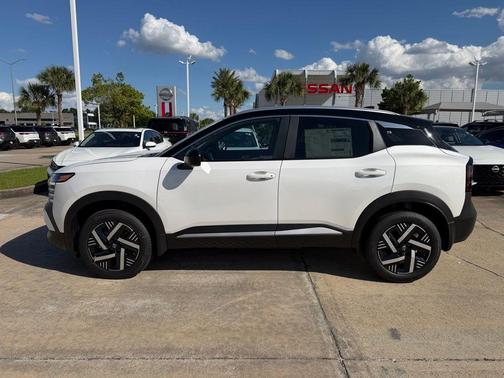 2t Wht Blk Roof 2026 Nissan Kicks SV