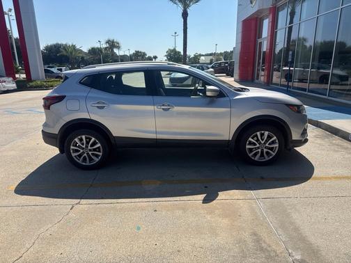 Brilliant Silver Metallic 2022 Nissan Rogue Sport SV