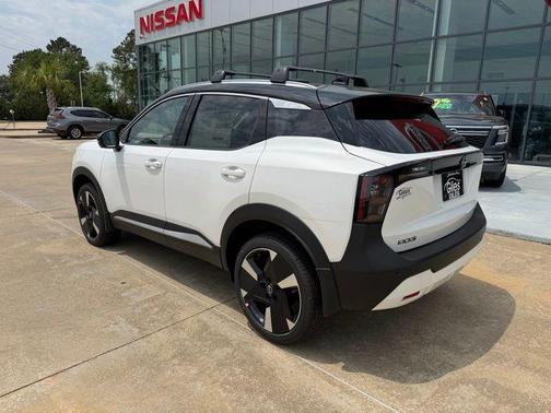 2t Wht Blk Roof 2026 Nissan Kicks SR