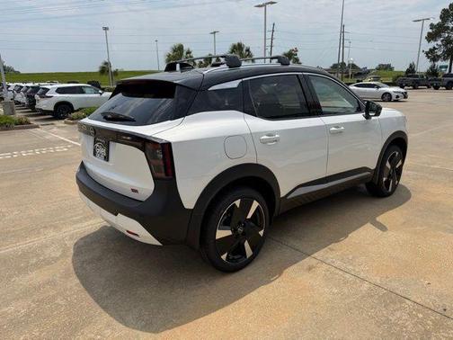 2t Wht Blk Roof 2026 Nissan Kicks SR