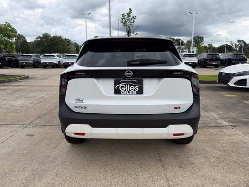 Aspen White/Super Black 2026 Nissan Kicks SR