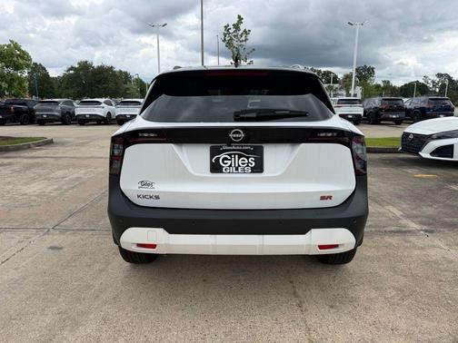 2t Wht Blk Roof 2026 Nissan Kicks SR
