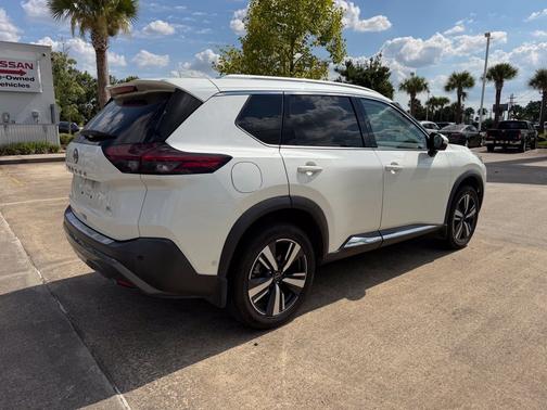 Pearl White Tricoat 2023 Nissan Rogue SL