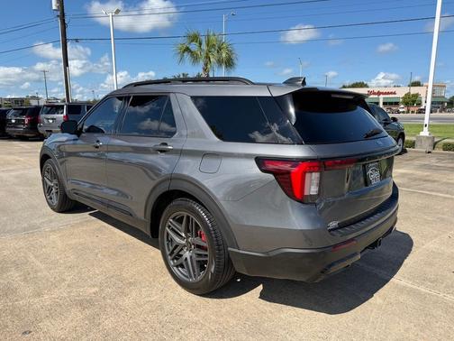Gray Metallic 2025 Ford Explorer ST-Line 4WD